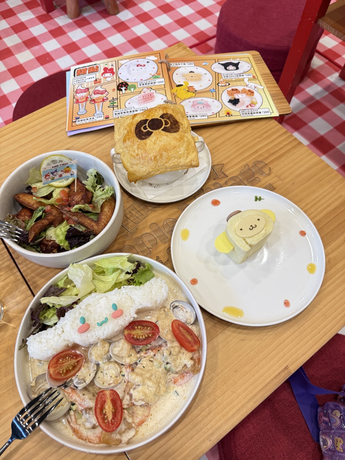 Hello kitty 蘋果村親子餐廳