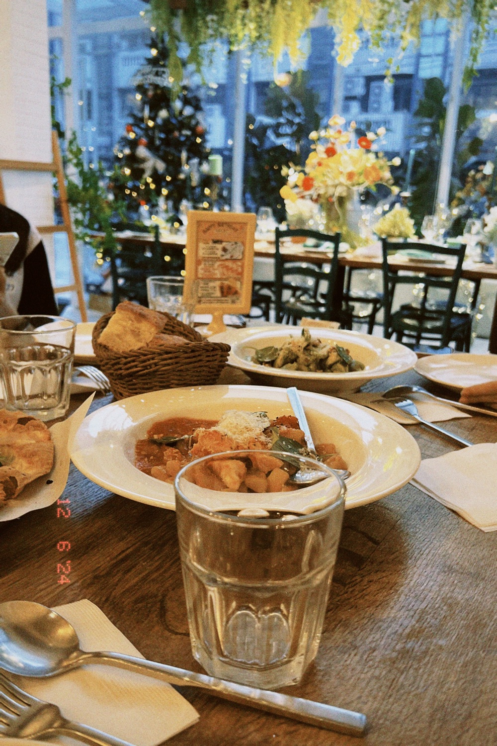 關於餐桌 About Tables